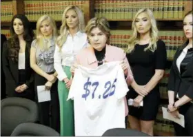  ?? MELISSA PHILLIP — HOUSTON CHRONICLE VIA AP ?? Attorney Gloria Allred stands among former Houston Texans cheerleade­rs, from left, Ashley Rodriguez, Morgan Wiederhold, Kelly Neuner, Hannah Turnbow, and Ainsley Parish, right, while holding up a shirt printed with $7.25, the amount she says the former...