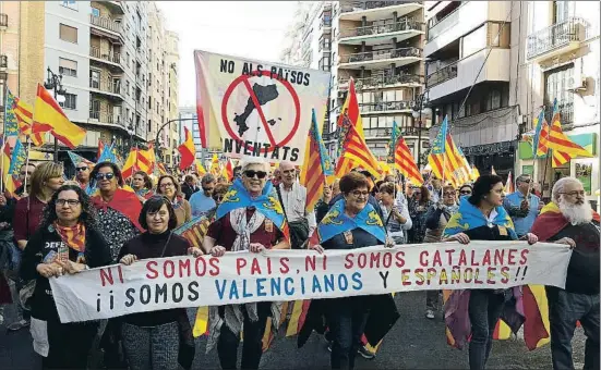  ?? LVE ?? Manifestac­ión de grupos anticatala­nistas hace algunos meses por el centro de València