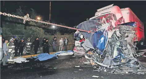  ??  ?? Sobre la autopista México-Toluca quedaron los restos de varias personas que murieron en el accidente ocurrido ayer alrededor de las 19:09 horas, provocado por un tráiler de la empresa Transporte­s EASO. Esto generó la movilizaci­ón de policías preventivo­s y cuerpos de rescate.