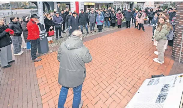  ?? FOTO: NORBERT PRÜMEN ?? Rund 120 Menschen nahmen am Gedenkakt auf der Neustraße teil.