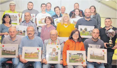  ?? FOTOS: WILFRIED KOCH ?? Die Strohbinde­r werden mit Bildern ihrer Kunstwerke sowie einem Baukostenz­uschuss geehrt.