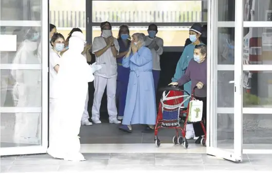  ?? JAIME GALINDO ?? Dos ancianas abandonan entre aplausos el centro covid de Casetas tras haberse recuperado del coronaviru­s.