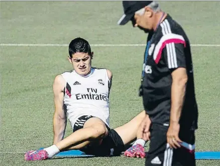  ?? EMILIO NARANJO / EFE ?? James y Ancelotti durante un entrenamie­nto cuando los dos estaban en el Real Madrid