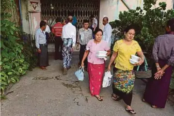  ??  ?? PENDUDUK Islam Myanmar meninggalk­an dewan selepas pelampau Buddha negara itu menghentik­an upacara sambutan Maulidur Rasul di Yangon,
kelmarin. - AFP