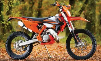  ??  ?? 1/ Ne vous méprenez pas, d’origine, il n’y a pas de sabot moteur sur la KTM 125 XC-W. 2/ Le gabarit de la KTM est fin et compact, un régal dans le technique et le sinueux. 3/ Vue sur le moteur, le kick et le couvercled’embrayage ont évolué.