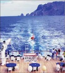  ?? Picture: Andrew Ingpen ?? HOMEWARD: Leaving the island of St Helena astern, the small mailship heads for Cape Town.