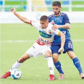  ?? ALBERT MARÍN ?? El generaleño Mauricio Núnez marca al florense Albert Villalobos, en el juego de ayer en el Cuty Monge, que acabó 1-1.