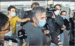  ?? FOTOS: MANEL MONTILLA ?? nada más aparecer por la terminal de vuelos privados del aeropuerto de El Prat a primera hora de la mañana. El padre del capitán del Barça apenas abrió la boca