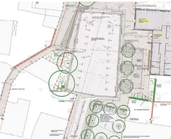  ??  ?? Der Plan sieht für den Bischof-Dingelstad-Platz unter anderem drei neue Platanen am Bouleplatz vor dem Pfarrheim (hier rechts im Bild) vor.