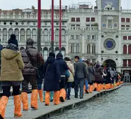  ??  ?? Passerelle In questi giorni gli ancora numerosi turisti in città dovranno usare le passerelle per evitare l’acqua alta