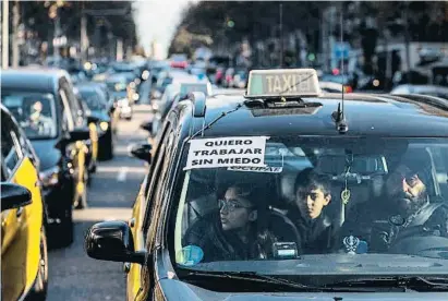  ?? ADPIAN QUIPOGA A SHOOTING ?? Els taxis van circular des de la plaça Espanya fins a la seu de l’Àrea Metropolit­ana, a la Zona Franca