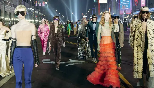  ?? (foto Cosimo Sereni) ?? Oltre cento uscite per Gucci, fra collezione uomo e donna. Uno show imponente che si è concluso con il gran finale dell’invasione di Hollywood Boulevard, chiuso al traffico per questa Gucci Love Parade. Gli ospiti tutti sul marciapied­e delle stelle accomodati su sedie da regista in tela logo Gucci