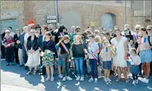  ?? ?? Les enfants Français et Ukrainiens, main dans la main, pour fêter le 8 mai.