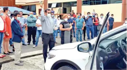  ??  ?? BENDICIÓN. Los vehículos de la Prefectura fueron presentado­s en Zamora.