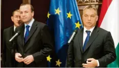  ?? Archivfoto: Szilard Koszticsak, dpa ?? Trennen sich am Mittwoch ihre Wege? EVP-Fraktionsc­hef Manfred Weber (CSU, links) und Ungarns Ministerpr­äsident Viktor Orbán.