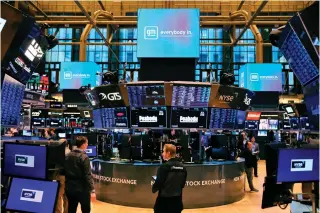  ?? AFP PHOTO ?? UNCERTAINT­Y REMAINS
Traders work on the floor of the New York Stock Exchange during morning trading on Thursday, Nov. 17, 2022 (November 18 in Manila) in New York City. Stocks are expected to fall as the stock market opened with interest rates rising as Federal Reserve officials signal more interest rate hikes to continue to slow down inflation.