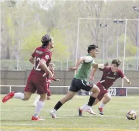  ?? @CDURSARIA ?? Adrián, del Montijo, corre con el balón perseguido por jugadores del Ursaria.