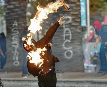  ?? Foto: dpa ?? Die Wut wächst – und zwar nicht nur in Chile: Ein Demonstran­t in Santiago de Chile gerät bei dem Versuch, einen Molotowcoc­ktail zu werfen, in Flammen. In vielen Ländern Lateinamer­ikas sind Proteste an der Tagesordnu­ng.