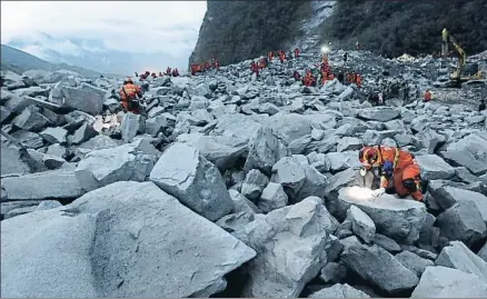  ?? CHINA STRINGER NETWORK / REUTERS ?? Los servicios de rescate buscan posibles supervivie­ntes debajo de las rocas