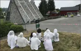  ?? FOTO: TORREY ENOKSEN ?? Et 20-talls eritreere var til stede i Søyland kapell i Flekkefjor­d da en mann i 30-årene ble knivstukke­t utenfor kapellet søndag formiddag.