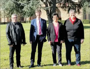  ??  ?? Michel Cornille et Jacqueline Tonin, candidats, au centre, entourés de leurs suppléants