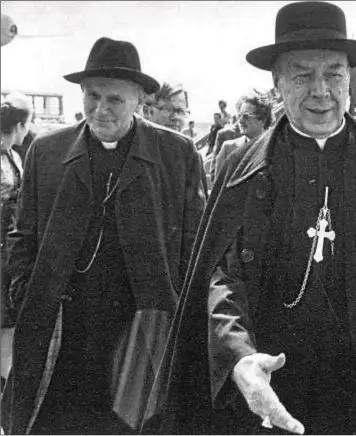  ??  ?? Los cardenales Stefan Wyszinsky y Karol Wojtyla, a su llegada a Roma para participar en el cónclave