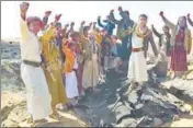  ?? AFP ?? ■
Yemenis cheering at the site of the downing of a Saudi Tornado aircraft in Al-Jawf province.