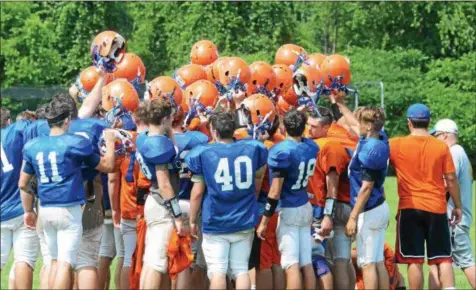  ?? JOHN BREWER - ONEIDA DAILY DISPATCH ?? Oneida breaks it down at the end of a practice session on Monday, Aug. 20.