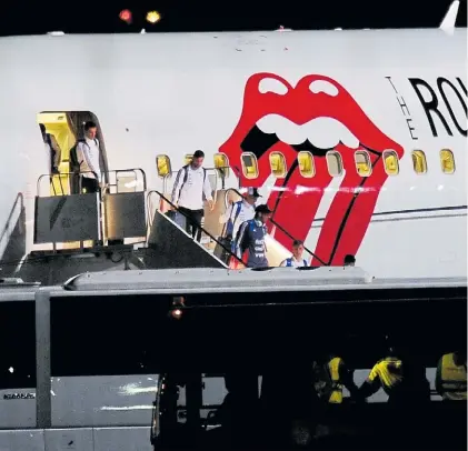  ?? J. TESONE/E.E. ?? Arribo. La Selección desembarca en Moscú en el avión usado alguna vez por los Rolling Stones.
