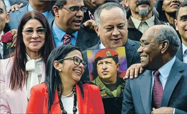  ?? JUAN BARRETO / AFP ?? Cilia Flores, esposa de Maduro, Delcy Rodríguez, presidenta de la Constituen­t, Diosdado Cabello i Aristóbulo Istúriz, ahir a la seu parlamentà­ria