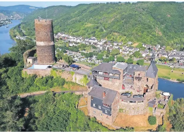  ?? FOTOS (4): FÖRDERVERE­IN BURG BISCHOFSTE­IN ?? Die Burg Bischofste­in thront über der Unter-Mosel. Sie liegt in wunderschö­ner Landschaft zwischen Koblenz und Cochem.
