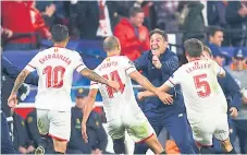  ??  ?? ALEGRÍA. Sevilla le empató 3-3 al Liverpool y Berizzo lo celebró con euforia.