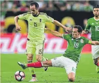  ??  ?? Alejandro Guerra El Lobito, conocido por ser figura en el Atlético Nacional, conduce al equipo desde la derecha.