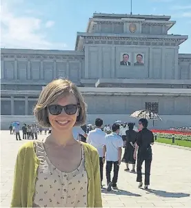  ??  ?? Monumento. Florencia Greco frente al Mausoleo de Kim Il-sung,