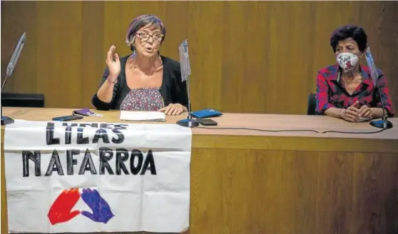  ?? Foto: Iban Aguinaga ?? La portavoz de Lunes Lilas, Tere Saéz, y la presidenta, Carmen Echeverría, durante la conferenci­a de prensa.