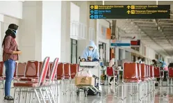  ?? DIPTA WAHYU JAWA POS ?? ANTISIPASI: Calon penumpang pesawat di Terminal 1 Bandara Internasio­nal Juanda kemarin. Petugas memperketa­t pengawasan, menyortir penumpang, dan memperluas batasan pengantar.