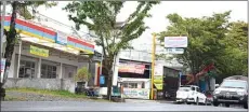  ?? AGUS MUHAIMIN/JAWA POS RADAR TRENGGALEK ?? MENJAMUR: Salah satu toko modern berjejarin­g di Jalan Panglima Sudirman, Trenggalek.