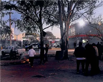  ?? (ANTONIO CARRIZO) ?? Punta de línea. Los choferes de Ersa esperaban, al caer la tarde de ayer, alguna resolución del conflicto. Este tipo de reuniones se sucedieron durante todo el día.