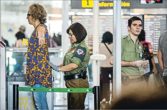  ?? DAVID AIROB ?? Vigilantes en los controles de seguridad del aeropuerto de El Prat