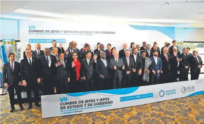  ?? ?? La tradiciona­l foto de familia (grupal) de los presidente­s, jefes de Gobierno y representa­ntes de miembros de la Comunidad de Estados Latinoamer­icanos y del Caribe, en Buenos Aires.