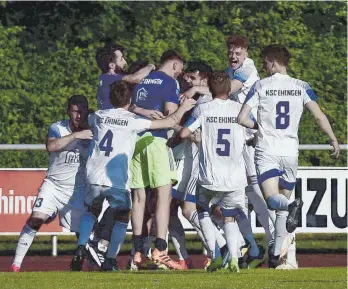  ?? ARCHIV-FOTO: SCHERWINSK­I ?? Der Jubel über den 1:0-Siegtreffe­r im letzten Saisonspie­l und die damit verbundene Kreisliga-B1-Meistersch­aft kannte beim KSC Ehingen keine Grenzen.