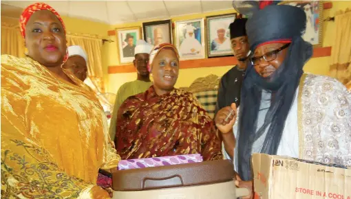  ?? PHOTO
ABUBAKAR SADIQ ISAH ?? The Agora of Zuba, Alhaji Muhammad Bello, recieving items donated to women in Zuba by the wife of Gwagwalada council’s chairman, Hajiya Aisha Jibrin Giri (middle) on Friday.