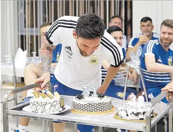  ?? // EFE ?? Leo Messi celebró su cumpleaños en la concentrac­ión de Argentina y fuera los aficionado­s argentinos le montaron una fiesta con un gran pastel con su figura