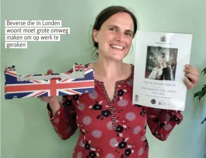  ?? FOTO RR ?? Sophie met haar doosje Britse aardbeien en een brochure over het leven van de Queen.
