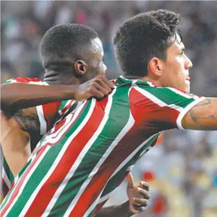  ?? MAILSON SANTANA/FLUMINENSE FC ?? Abraçado por Matheus Alessandro, Pedro saúda a torcida: marca registrada do artilheiro do Flu