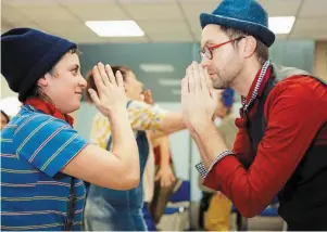  ?? | PHOTO : ALEXANDRE MARTIN, OUEST-FRANCE ?? Les élèves, en plein cours de « clown corporel », se donnent à 200%.