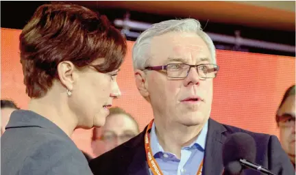  ?? Photo : Daniel Bahuaud ?? Theresa Oswal et Greg Selinger, adversaire­s au congrès NPD de 2015. « J’ai vécu beaucoup d’émotions fortes. »