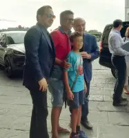  ??  ?? Joseph Commisso e il padre Rocco posano per un selfie davanti all’albergo ieri mattina a Firenze