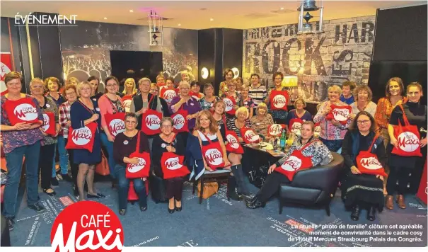  ??  ?? La rituelle “photo de famille” clôture cet agréable moment de conviviali­té dans le cadre cosy de l’hôtel Mercure Strasbourg Palais des Congrès.