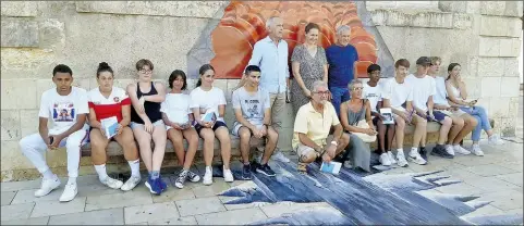  ?? - Crédits : PC ?? Les jeunes participan­ts, artistes et élus pendant l’inaugurati­on